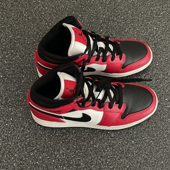 Chicago Bulls Retro Air Jordan One Mids - Picture 5 of 5